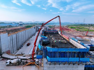 湖南常德青山樞紐項(xiàng)目取得關(guān)鍵進(jìn)展 船閘閘首全部封頂，混凝土切割技術(shù)顯成效